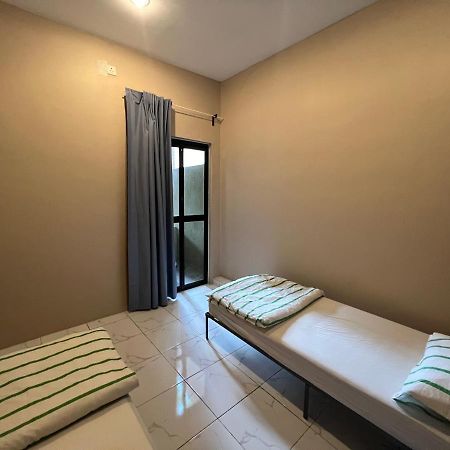 Theatbas Homestay 17 In Seri Iskandar Perak 3 Bedroom Bota Екстер'єр фото