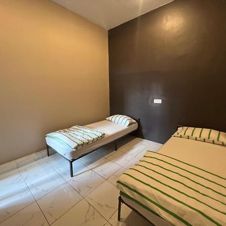 Theatbas Homestay 17 In Seri Iskandar Perak 3 Bedroom Bota Екстер'єр фото