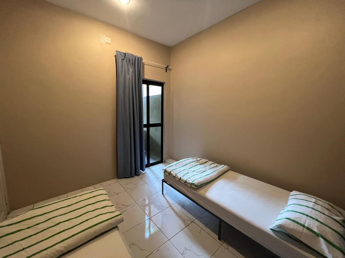 Theatbas Homestay 17 In Seri Iskandar Perak 3 Bedroom Bota Екстер'єр фото