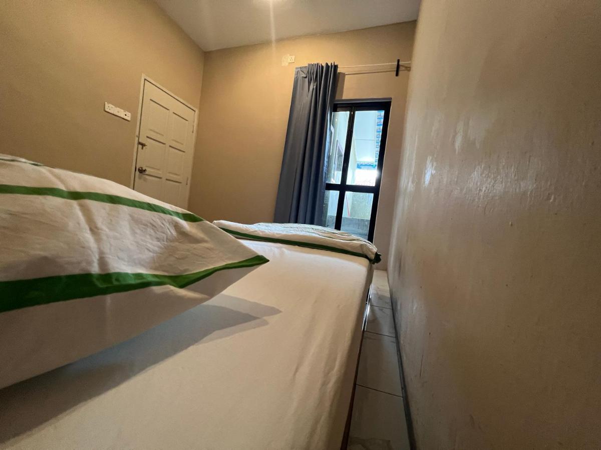 Theatbas Homestay 17 In Seri Iskandar Perak 3 Bedroom Bota Екстер'єр фото