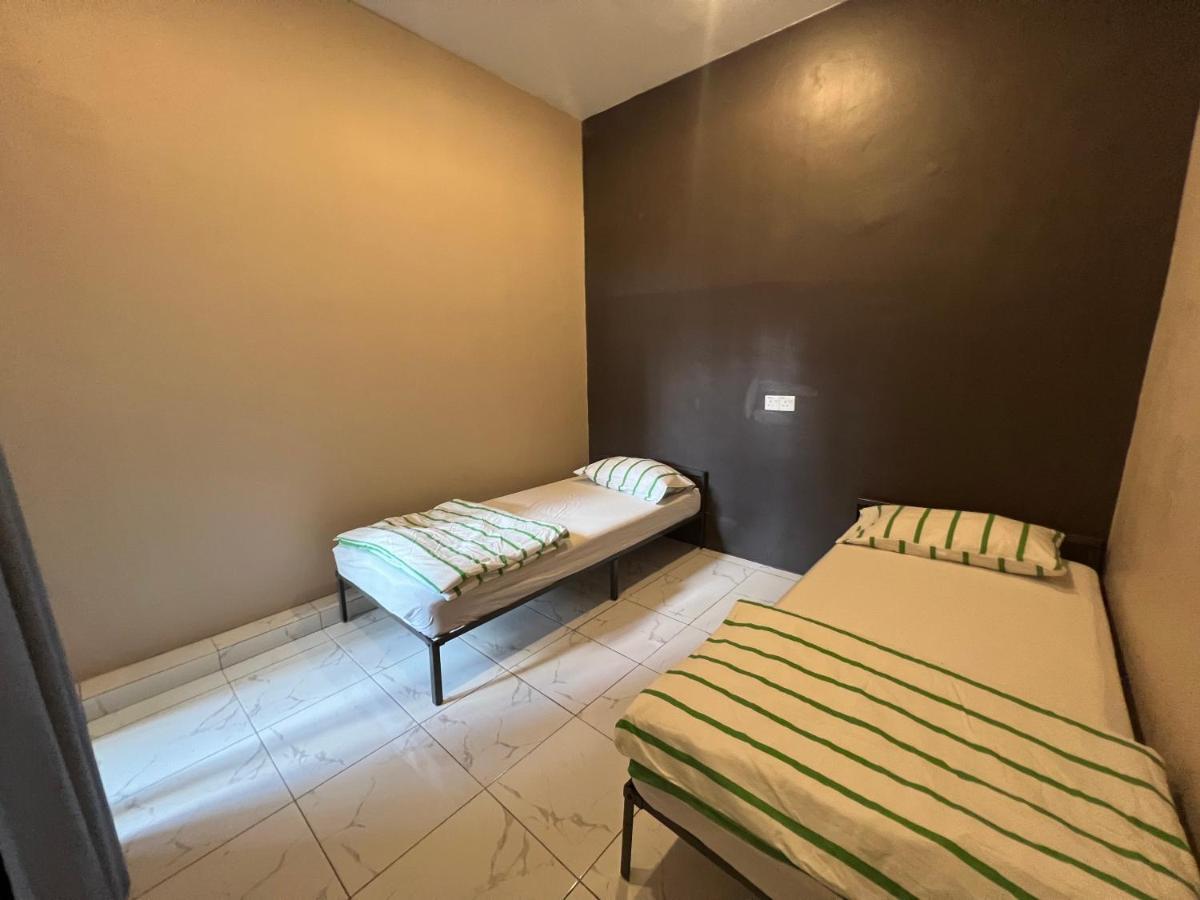 Theatbas Homestay 17 In Seri Iskandar Perak 3 Bedroom Bota Екстер'єр фото