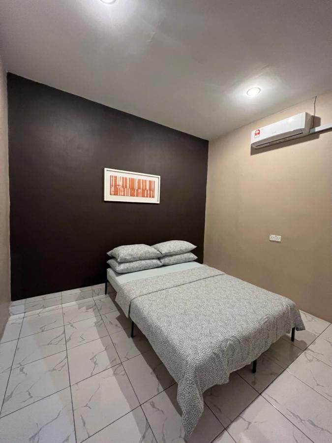 Theatbas Homestay 17 In Seri Iskandar Perak 3 Bedroom Bota Екстер'єр фото